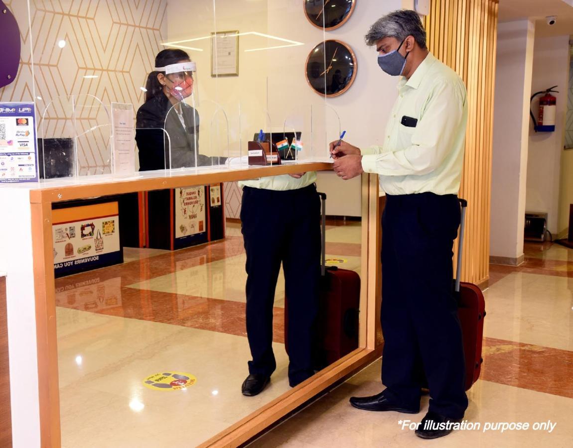 Vaccinated Staff- Oyo Flagship 60526 Five Star Grand Shamshabad Exterior photo